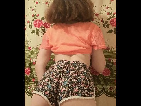 ❤️ Sexy junges Babe zieht ihre Shorts vor der Kamera aus Russian porn bei uns ❌️