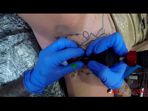 ❤️ Extrem tätowierte Hottie Sully Savage hat ein Tattoo auf ihrer Klitoris Russian porn bei uns ❌️